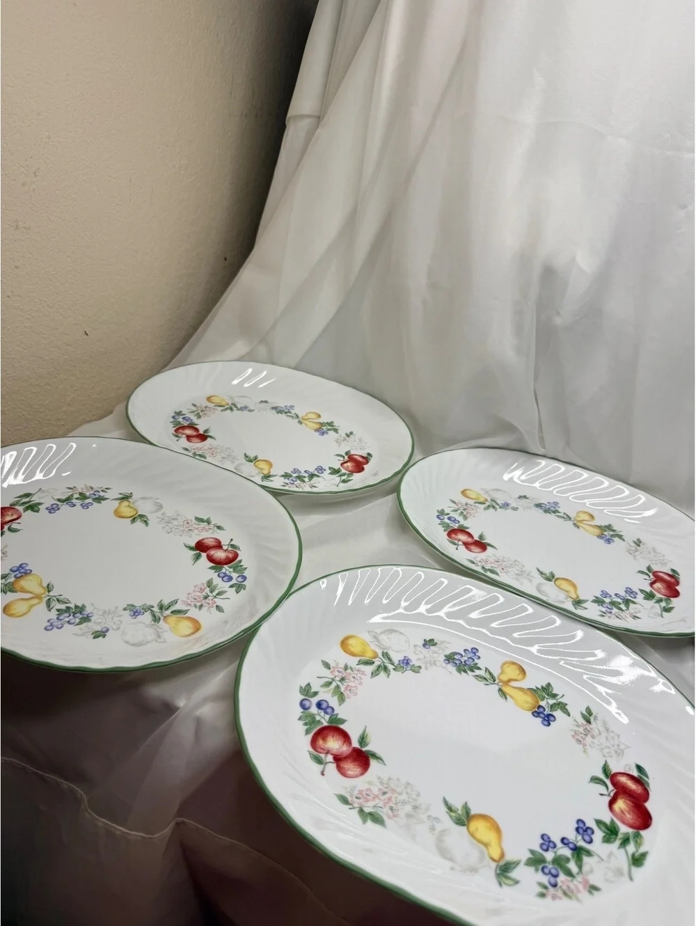 Corelle Chutney Fruit Swirl 4 Plates 4 Platters Set